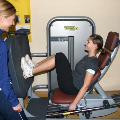 Sch&uuml;lerin beim Training AFG