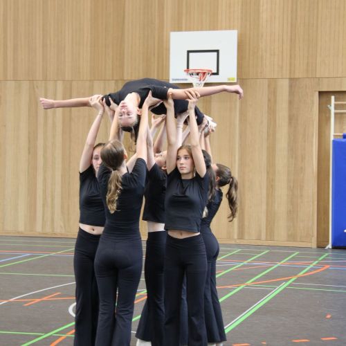 Hebefigur Turnhalleneinweihung