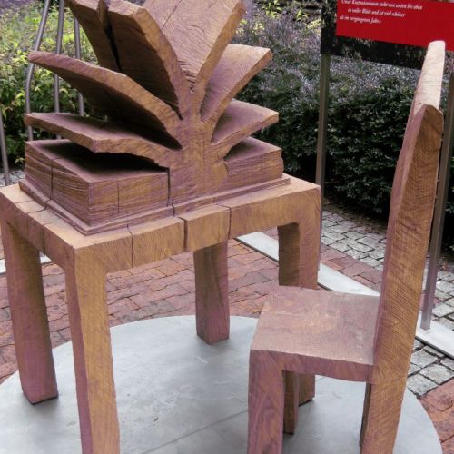 Stuhl und Tagebuch  Anne-Frank-Hof AFG