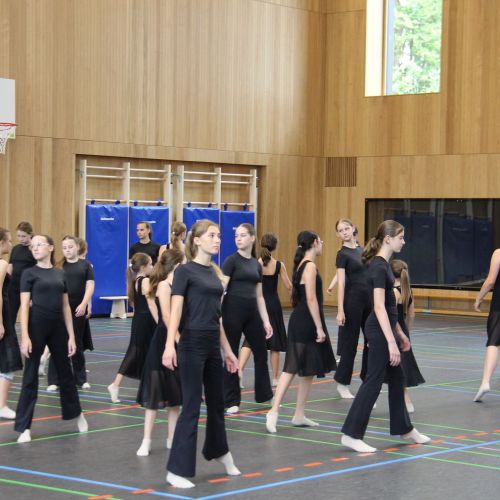Auftritt Tanzgruppe Turnhalleneinweihung